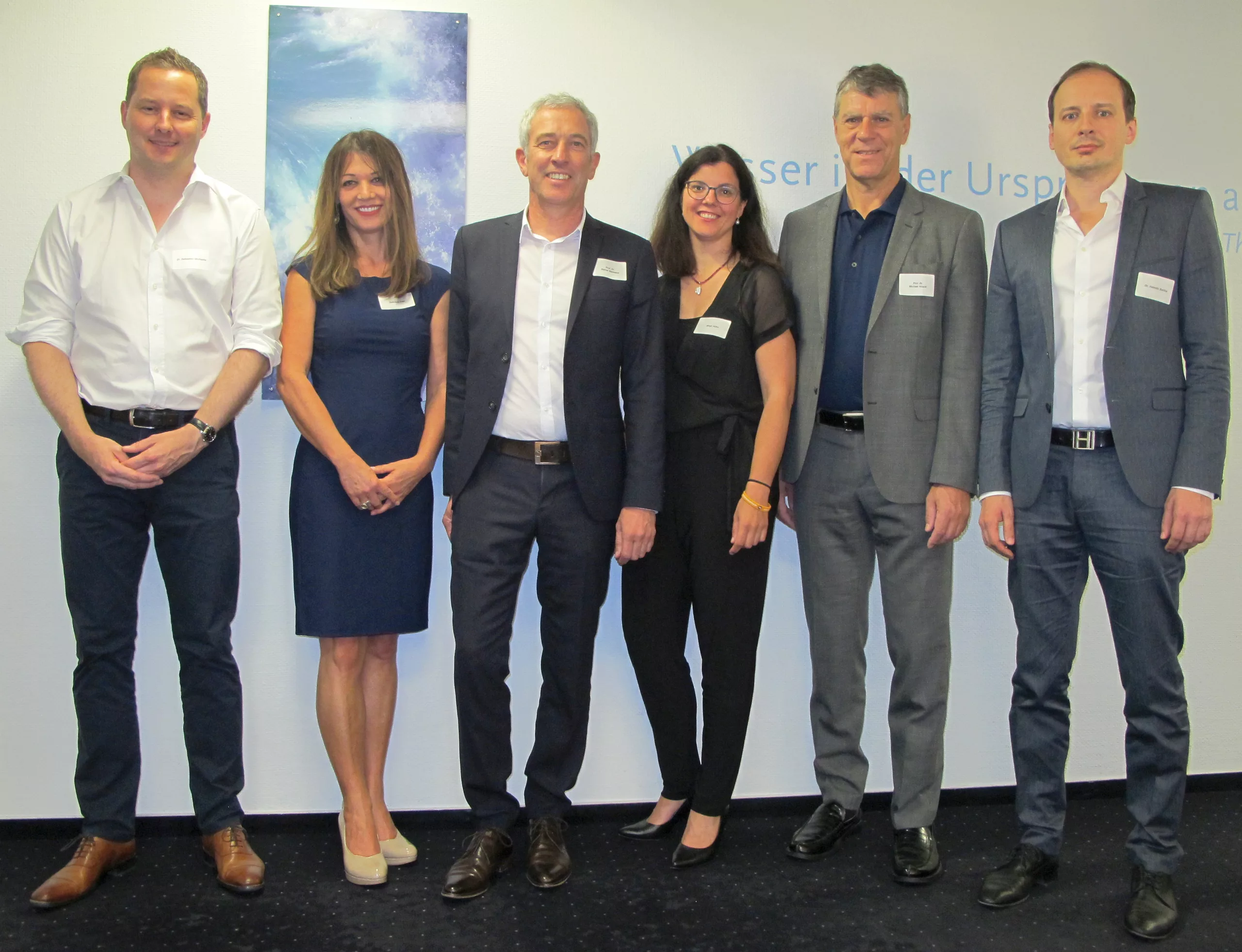Die Mitglieder des Halitosis-Experten-Boards (v. l.): Dr.
med. dent. Sebastian Michaelis, Düsseldorf; Vorstand des Arbeitskreises Halitosis der Deutschen Gesellschaft für Zahn-, Mund- und Kieferheilkunde (DGZMK); Gabriele Gaar, Fachpraxis am Frauenplatz, München und Zahnärzte Kirchseeon; Vorstand Verband Deutscher Dentalhygieniker (VDDH); Prof. Dr. med. dent. Rainer Seemann, Klinik für Zahnerhaltung, Präventiv- und Kinderzahnmedizin,
Universität Bern; Vorstandsvorsitzender des Arbeitskreises Halitosis der Deutschen Gesellschaft für Zahn-, Mund- und Kieferheilkunde (DGZMK); Birgit Hühn, Zahnarztpraxen München/Rechtmehring, Vorstand Verband Deutscher Dentalhygieniker (VDDH); Prof. Dr. med. dent. Michael Noack, Direktor Poliklinik für Zahnerhaltung und Parodontologie, Zentrum für Zahn-, Mund- und Kieferheilkunde, Universität zu Köln; Dr. med. dent. Valentin Bartha, M.Sc., Klinik für Zahn-, Mund- und Kieferheilkunde, Poliklinik für Zahnerhaltung, Leiter Halitosis-Sprechstunde, Universitätsklinikum Tübingen.