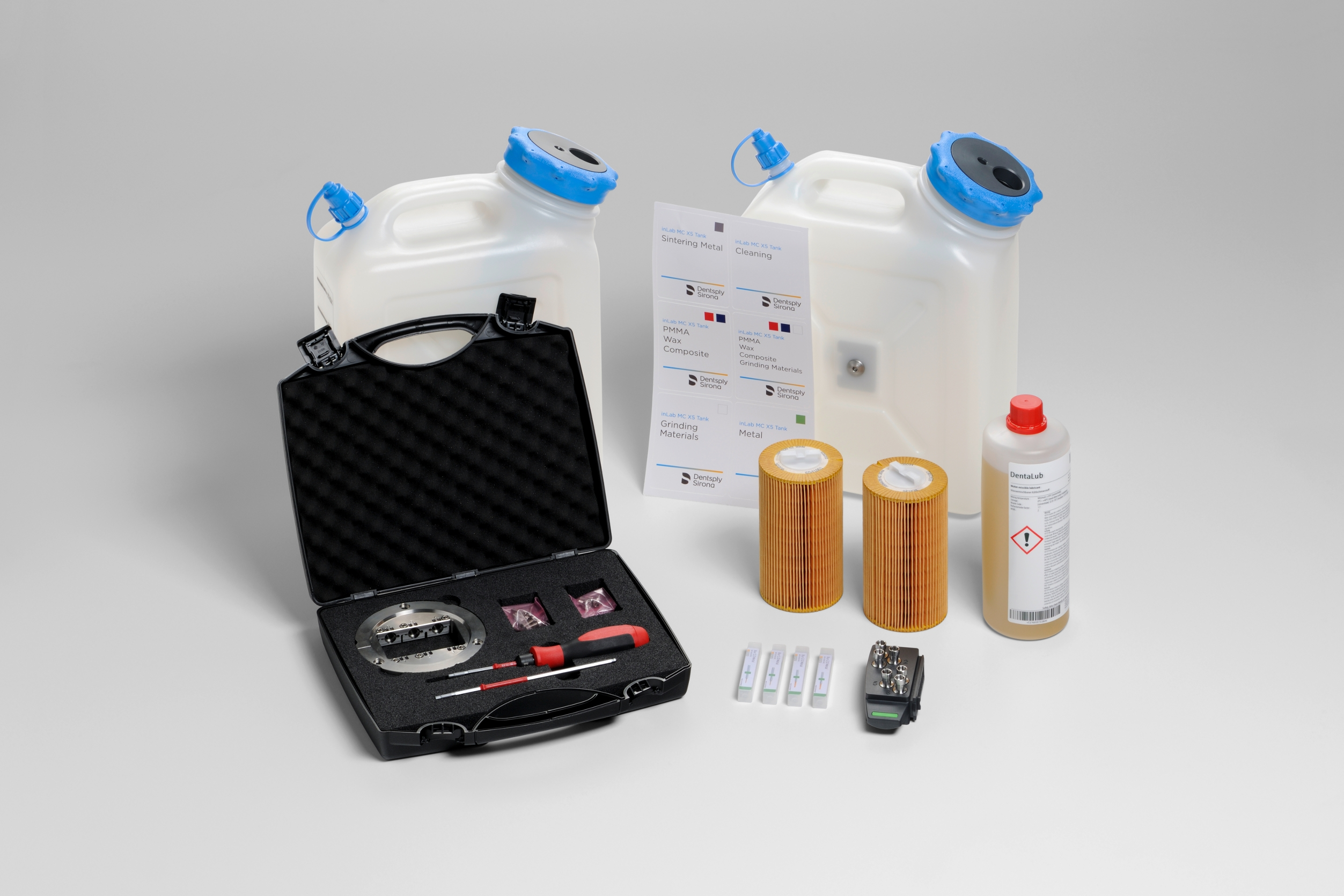 Bereit für die Inhouse-Fertigung einteiliger Titan-Abutments – das inLab MC X5 Starter Kit Preface® Abutments Medentika von Dentsply Sirona CAD/CAM mit umfangreichem Zubehör.