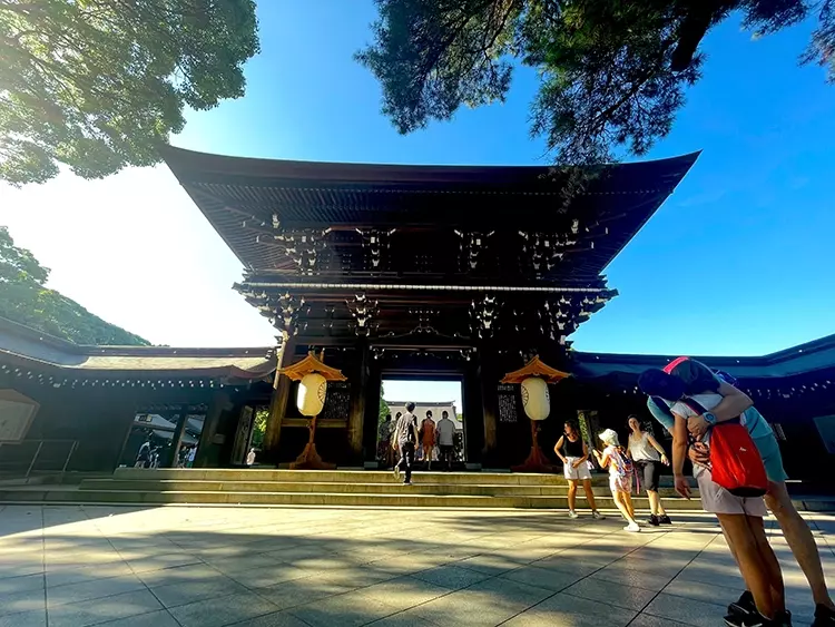Elegant und beeindruckend zeigt sich der Meiji-Schrein.