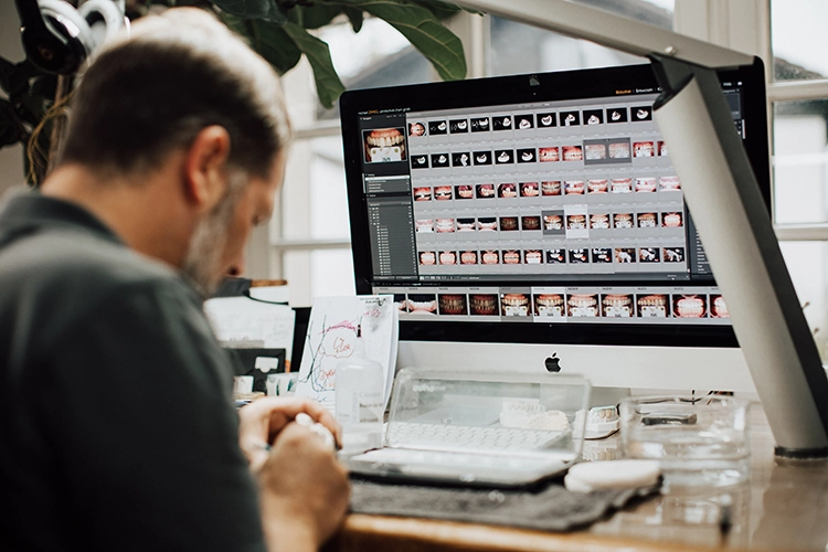 Abb. 2: Michael Zangl bei der Arbeit. Instagram- und Facebook-Post-Foto und positiver Eindruck eines modernen Arbeitsumfeldes.