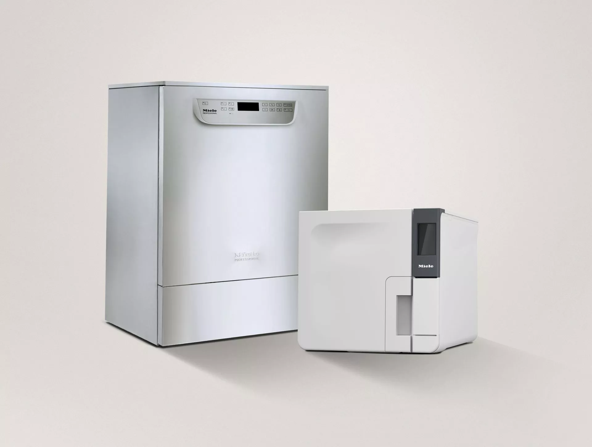Unverzichtbar für die Instrumentenaufbereitung in Zahnarztpraxen: Ein Thermodesinfektor und ein Kleinsterilisator von Miele, die es zum Unternehmensjubiläum mit 125 Wochen Miele-Garantie gibt.