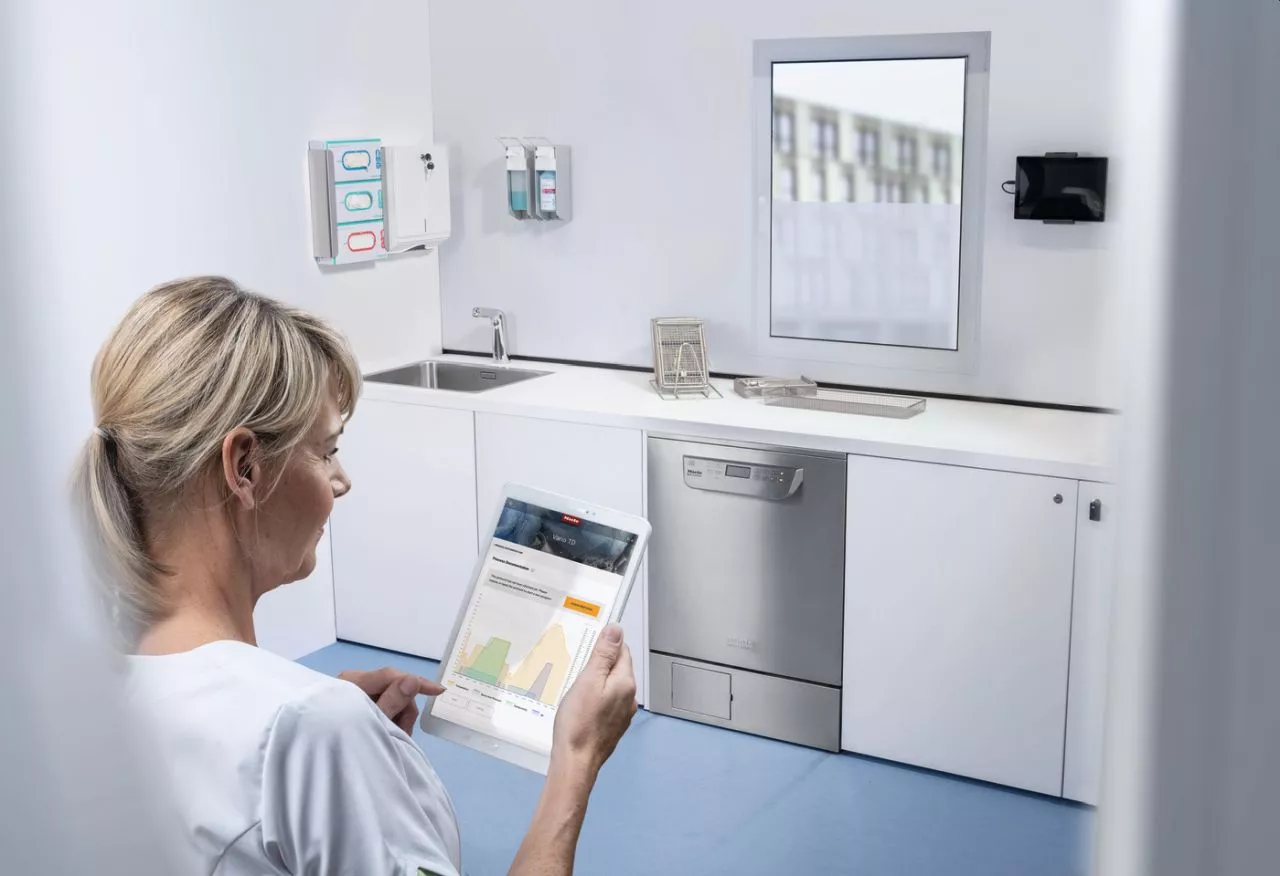 Eine digitale Lösung, die das Gerätemanagement vereinfacht: das Portal Miele MOVE. Auf Wunsch schickt es relevante Nachrichten an mobile Endgeräte oder den PC – etwa, wenn ein Thermodesinfektor entladen werden kann.