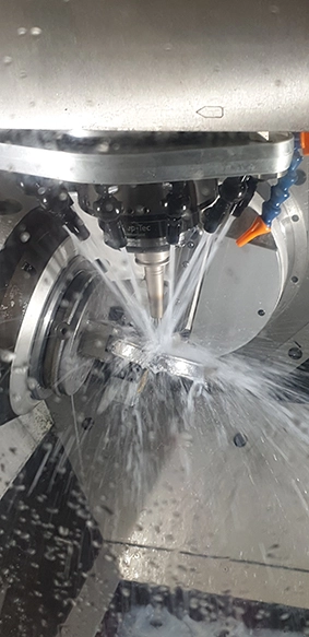 Die Mikron HSM 200U LP bei der Fünfachs-Simultanbearbeitung von Zahnprothesen. Sie werden präzise mit sehr guten Oberflächen in einer hohen Bearbeitungsgeschwindigkeit hergestellt.