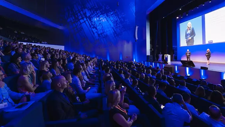 Die Moderatoren Novica Savic und Christine McClymont vor einem begeisterten Auditorium.