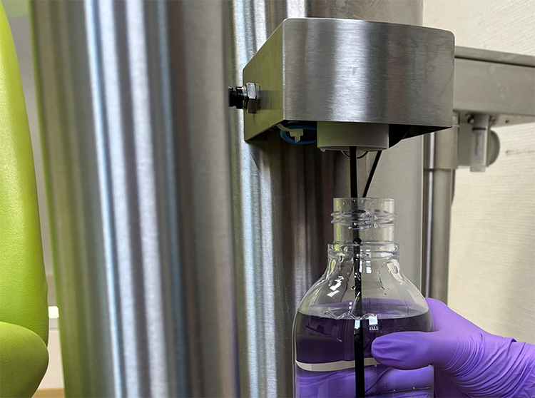 Mit (höchstens) einer einzigen Umdrehung lässt sich die Flasche, respektive der Druckbehälter des Bottle-Systems an- und abschrauben.