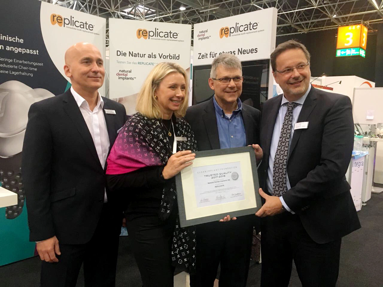 Dr. Dirk Duddeck, Geschäftsführer der CIF, überreicht das Zertifikat Lea Ellermeier und Rüdger Rubbert, Geschäftsführer der NDI AG.