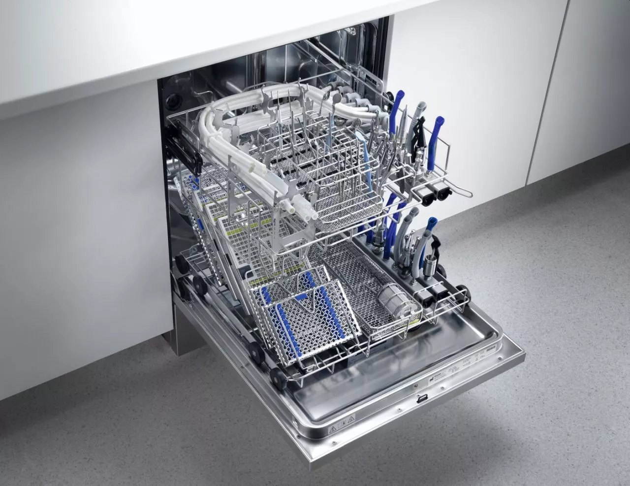 Eine effiziente Lösung für Thermodesinfektoren von Miele: In einer neuen Halterung finden bis zu zwei wiederverwendbare Schläuche zur Lachgassedierung Platz. Bei Bedarf kann die Kapazität auf insgesamt fünf erhöht werden.