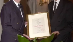 Am 11.Oktober 2002 wurde Friedrich Römer (links) die Tholuck-Medaille durch den 1. Vorsitzenden Mario J. Perinelli verliehen.
