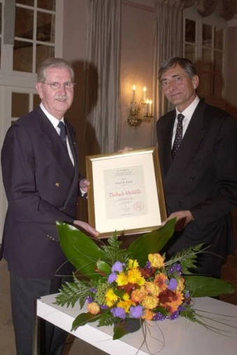 Am 11.Oktober 2002 wurde Friedrich Römer (links) die Tholuck-Medaille durch den 1. Vorsitzenden Mario J. Perinelli verliehen.