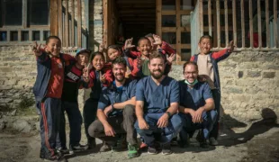 Die Münchner Zahnärzte Matthias Kelch, Markus Klören und Andreas Mini behandelten in einem Pro-bono Projekt Schulkinder in Nepal