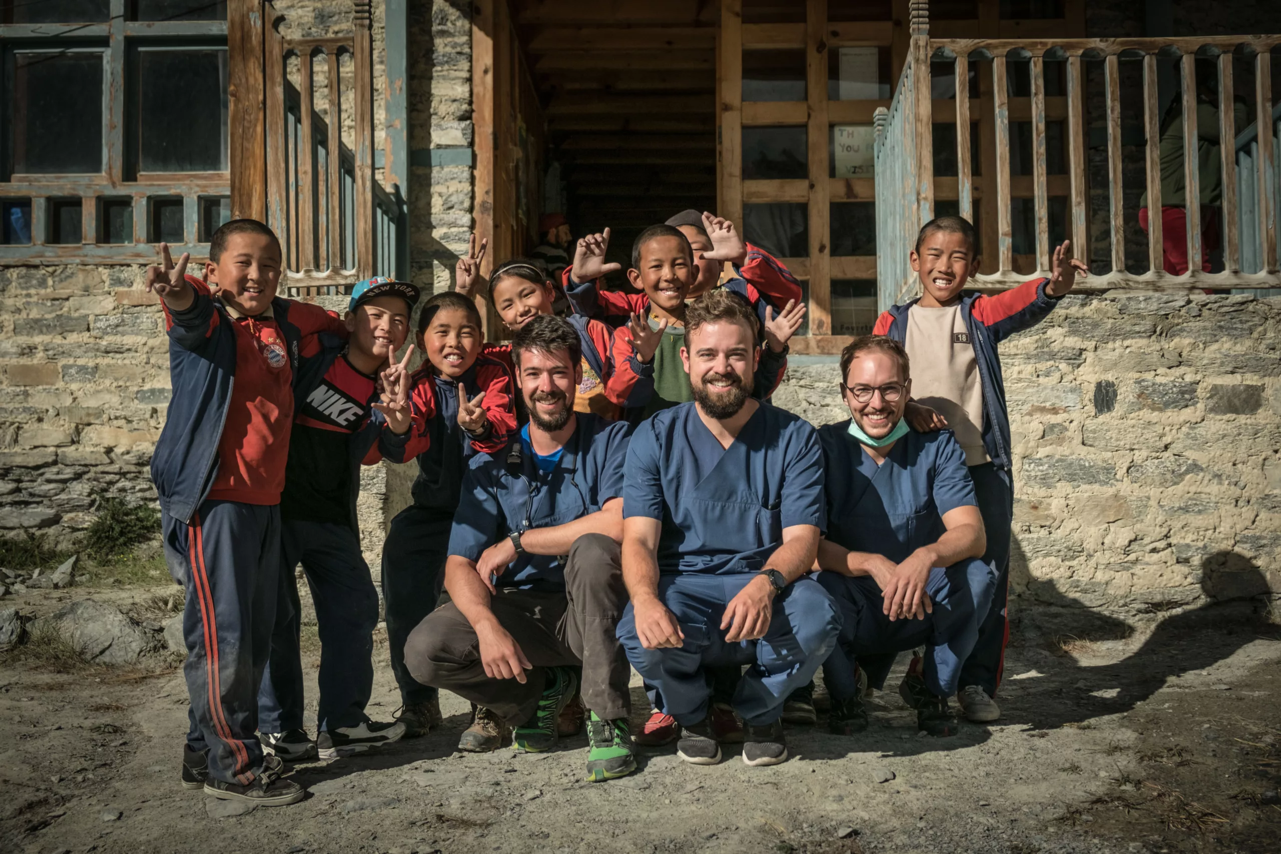 Die Münchner Zahnärzte Matthias Kelch, Markus Klören und Andreas Mini behandelten in einem Pro-bono Projekt Schulkinder in Nepal