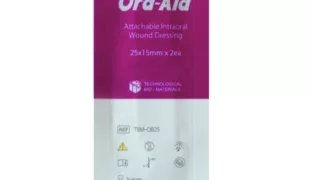 Das Ora-Aid-Pflaster lässt sich einfach aus der sterilen Umverpackung entnehmen, individuell in die gewünschte Form schneiden und passgenau applizieren.
