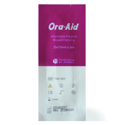 Das Ora-Aid-Pflaster lässt sich einfach aus der sterilen Umverpackung entnehmen, individuell in die gewünschte Form schneiden und passgenau applizieren.