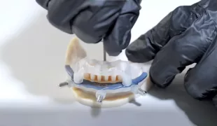 Die DentaJet-3D-Drucker von Stratasys nutzen die PolyJet-Technologie mit einem Multimaterial-Ansatz zur Herstellung von Operationsschablonen und modularen.