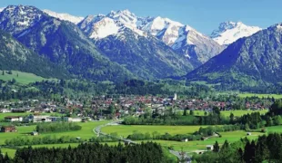 Oberstdorf ist Kur- und Erholungsort und bietet zahlreiche Freizeitmöglichkeiten.