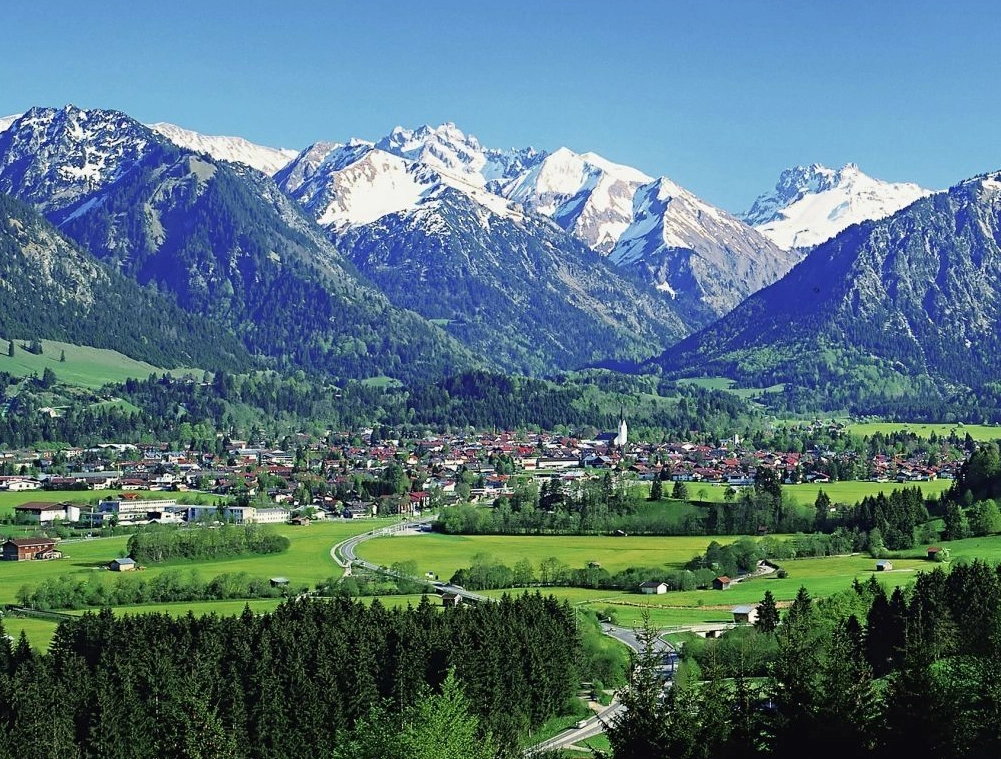 Oberstdorf ist Kur- und Erholungsort und bietet zahlreiche Freizeitmöglichkeiten.