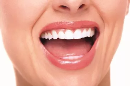 Für dauerhaft gesunde Zähne ist eine tägliche Zahnpflege und Mundhygiene bereits ab dem ersten Milchzahn unerlässlich.