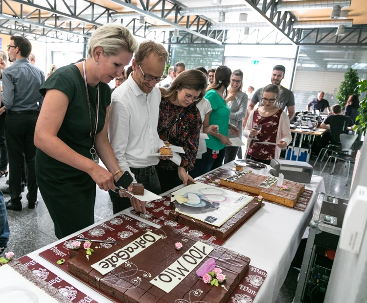 100 Millionen verkaufte OptraGates – dieser spektakuläre Verkaufserfolg wurde Ende Juli 2019 am Unternehmenssitz von Ivoclar Vivadent in Schaan (FL) gefeiert.