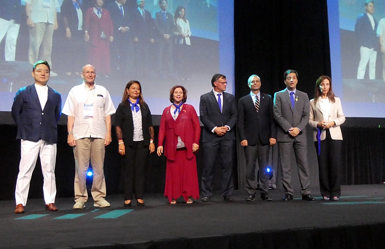 Der neu gewählte Präsident elect der IAPD, Prof. Norbert Krämer (vierter v.r.) bei der Vorstellung des neuen BOD bei der Closing Ceremony in Cancun.
