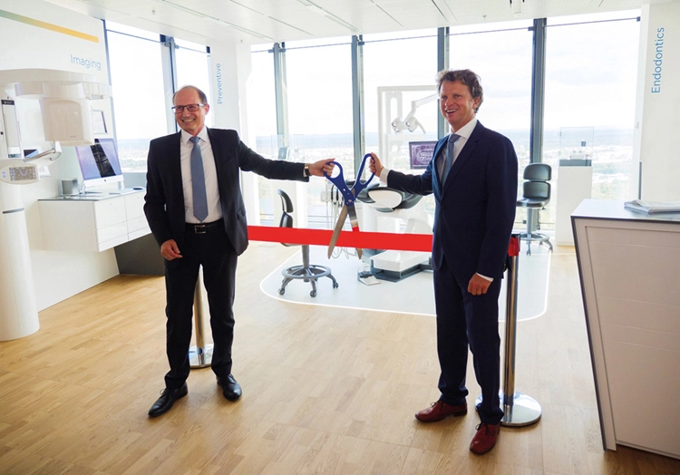 Feierliche Eröffnung des Showrooms in Wien (von links: Heinz G. Moser und Arjan de Roy).
