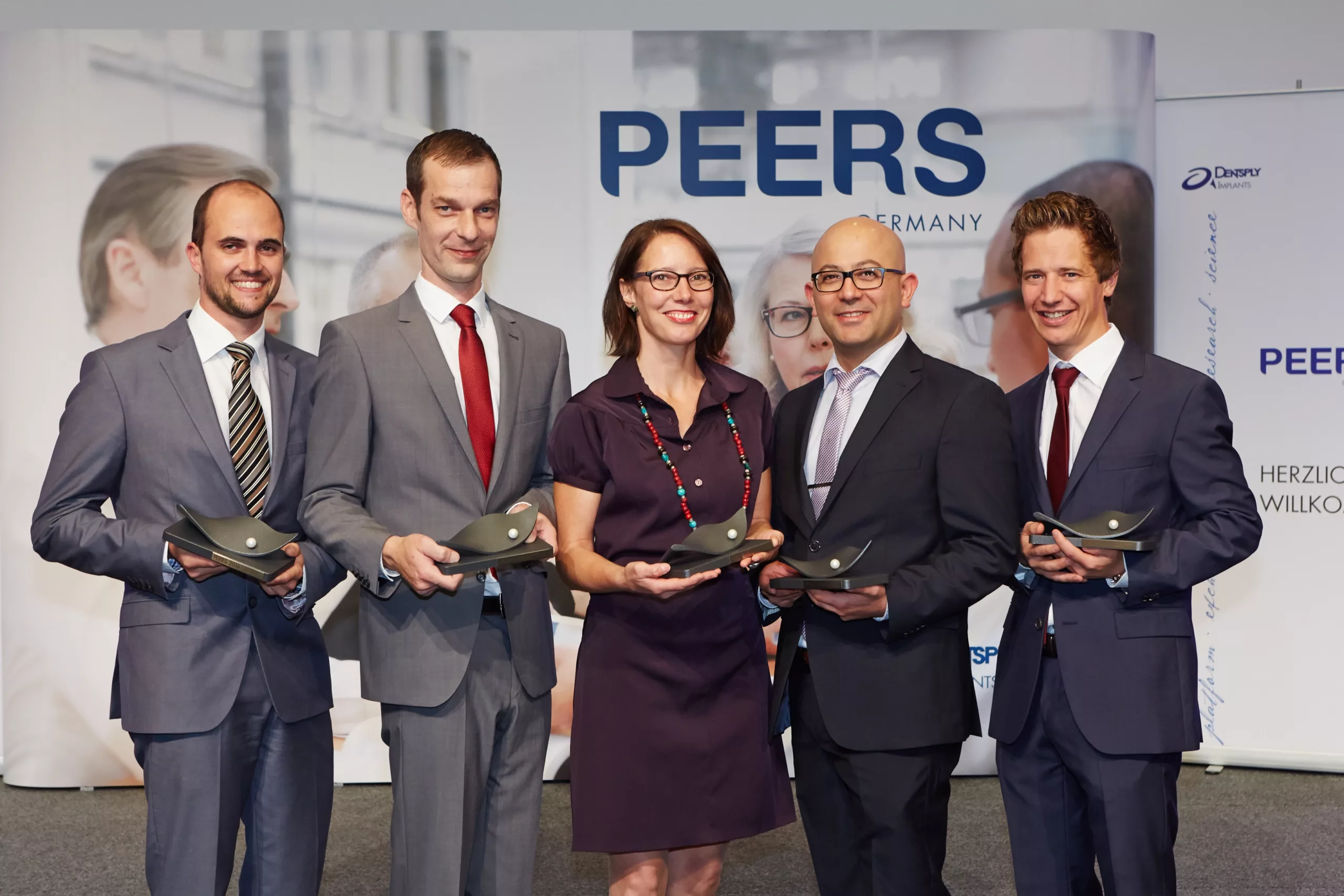 Die Preisträger der PEERS-Förderpreise 2016 (von links): Dr. Stefan P. Bienz, Zürich (Wissenschaftliches Poster), Lars Ahlskog, Tuttlingen (Video), ZTM Sandra Hahn (Implantat-Prothetik-Preis), Dr. Dr. Keyvan Sagheb, Mainz (Fallpräsentation), Dr. Dr. E