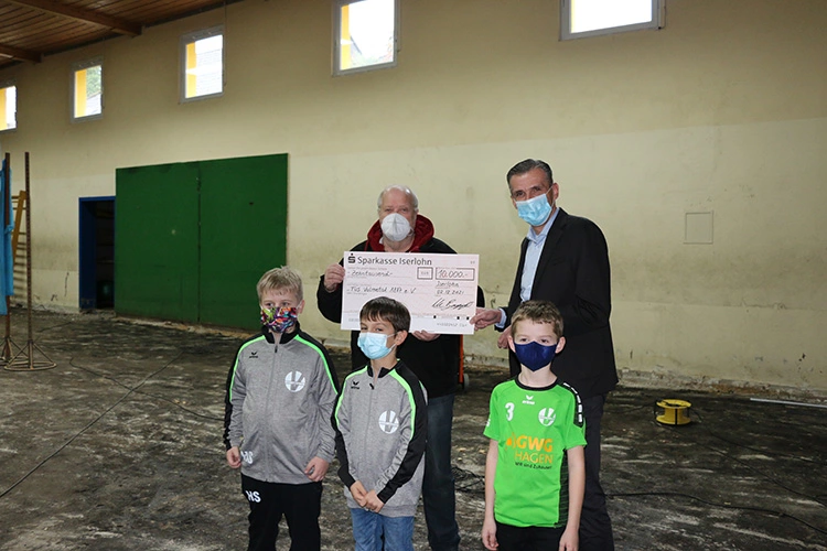 Die Firma SCHEU-DENTAL hilft beim Wiederaufbau des Turnhallenbetriebs mit einer Spende von 10.000 Euro.