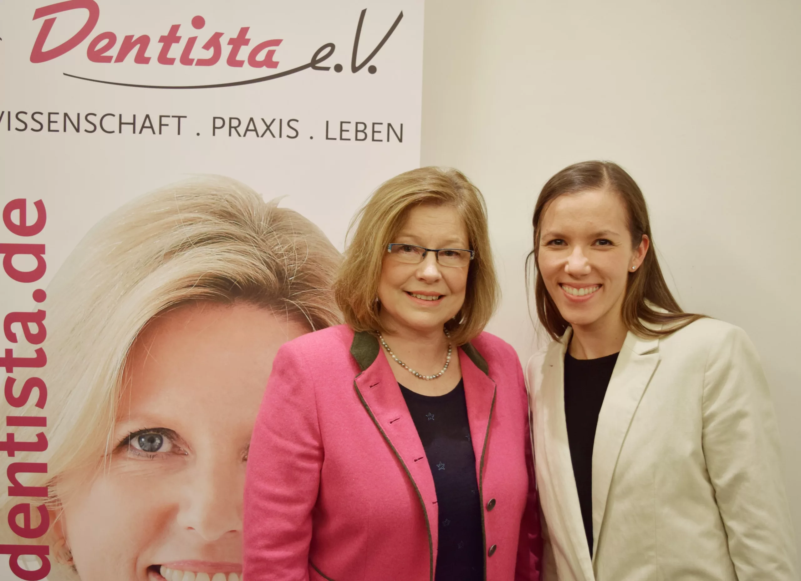 Stellten Aspekte zum „Still-BV“ und dessen komplexe Auswirkungen auf die Zahnarztpraxen vor: RAin Jennifer Jessie (Dentista-Rechtsbeirätin, rechts) und Projektleiterin PD Dr. Dr. Christiane Gleissner.