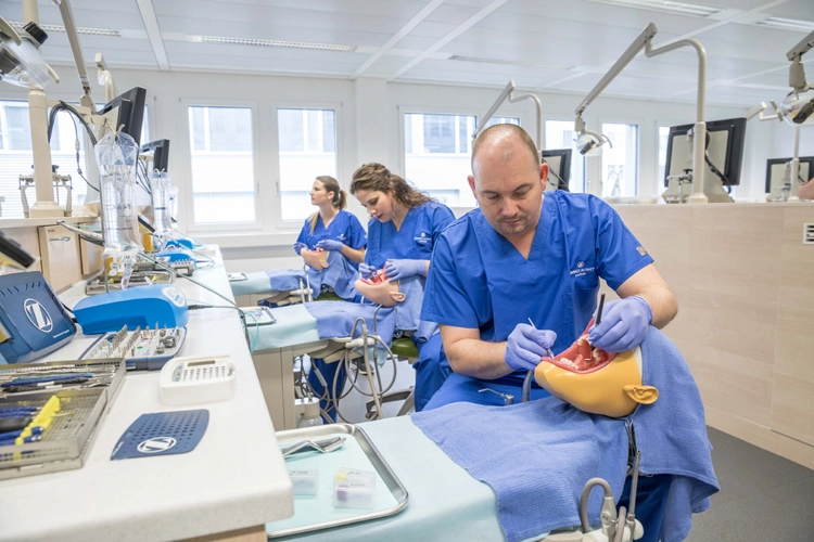 Am Zimmer Biomet Institute in Winterthur werden pro Jahr rund 40 zum großen Teil internationale und mehrtägige Kurse angeboten.