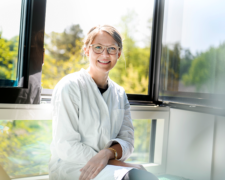 In ihrer Promotion hat sich Eva Berghaus mit den Chancen und Risiken von herauslösbaren Stoffen aus Kunststoff für die zahnmedizinische Anwendung beschäftigt.