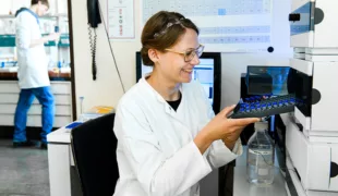 Mit Hilfe des Hochleistungsflüssigkeitschromatografie analysierte Eva Berghaus welche Substanzen sich in welcher Menge gelöst haben.