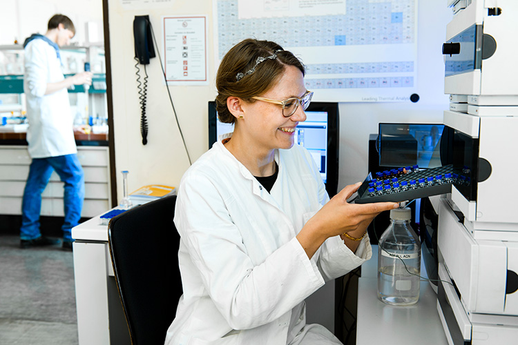 Mit Hilfe des Hochleistungsflüssigkeitschromatografie analysierte Eva Berghaus welche Substanzen sich in welcher Menge gelöst haben.