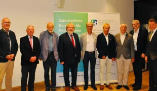 Patientenberatungsstelle(v.l.n.r): J. Rieckesmann, Präsident ZÄKWL, Dr. J. Droste, H. Entfellner, R. Winkelmann, Mitglied des Hauptausschusses KZVWL, Dr. R. Kempka, Dr. F. Schaltenberg, Dr. C. Pieper, H.J. Beier, Dr. H. Seib, Vorstandsvorsitzender KZVWL