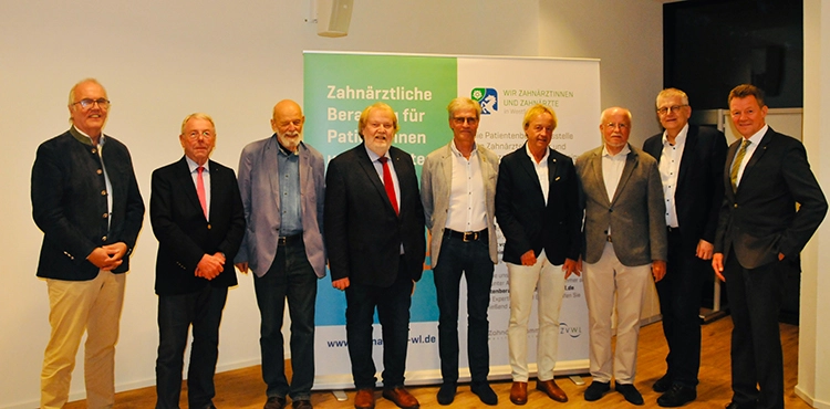 Patientenberatungsstelle(v.l.n.r): J. Rieckesmann, Präsident ZÄKWL, Dr. J. Droste, H. Entfellner, R. Winkelmann, Mitglied des Hauptausschusses KZVWL, Dr. R. Kempka, Dr. F. Schaltenberg, Dr. C. Pieper, H.J. Beier, Dr. H. Seib, Vorstandsvorsitzender KZVWL
