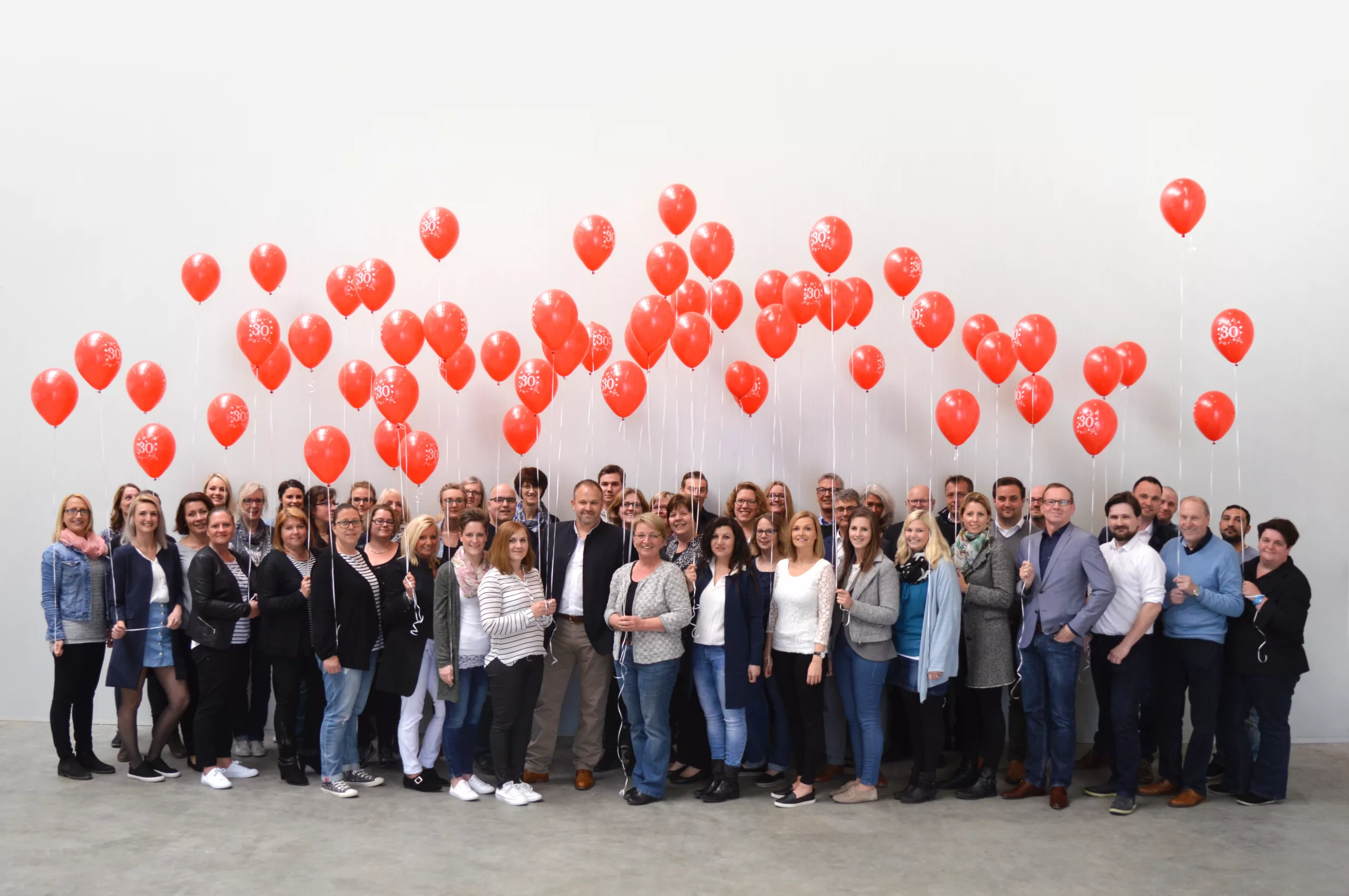 Den runden Geburtstag nimmt Permadental zum Anlass, sich bei Kunden und Freunden für 30 Jahre erfolgreiche Zusammenarbeit mit zwei Gewinnspielen zu bedanken.