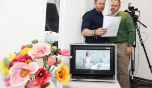 Lars Kroupa von der Agentur White & White und Permadental-Geschäftsführer Klaus Spitznagel beim Videodreh.