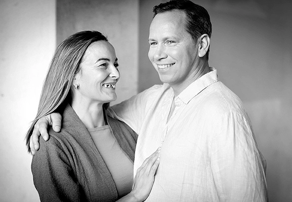 Die neue Kampagne von Permadental „Lachen ist unbezahlbar“ befasst sich mit dem zahnlosen Lachen – und das zunächst erzeugte Unwohlsein.