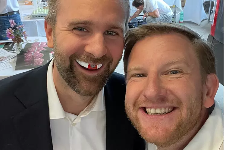 Peter Holmgren, Standortleiter der Eisbären Regensburg (r) und Nico Heinrich am Tag des Handwerks 2022.