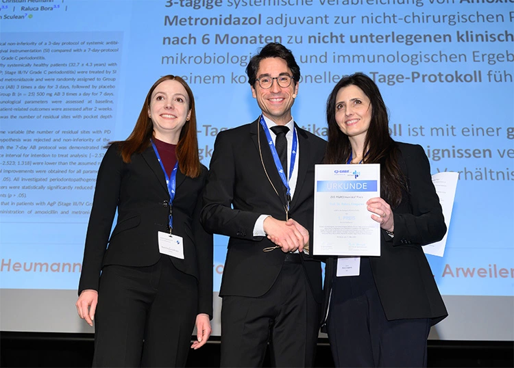 1. Platz des DG PARO/meridol® Preises v.l.n.r. Dr. Marie-Christine Hoffmann, CP GABA, Prof. Dr. Henrik Dommisch, Prof. Dr. Raluca Cosgarea