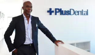 Bruce Darnell, neuer Brand-Ambassador von PlusDental.