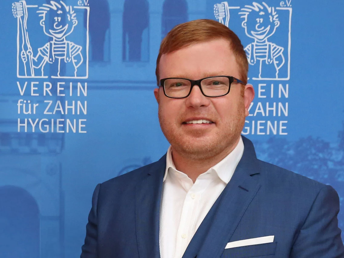 Dr. Christian Rath (Bild) löst Dr. Matthias Lehr in der Geschäftsführung des Vereins für Zahnhygiene e.V. ab.