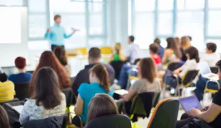 50 Studieninteressierte aus Deutschland können sich für ein Schnupperstudium an der Universität Witten/Herdecke bewerben.