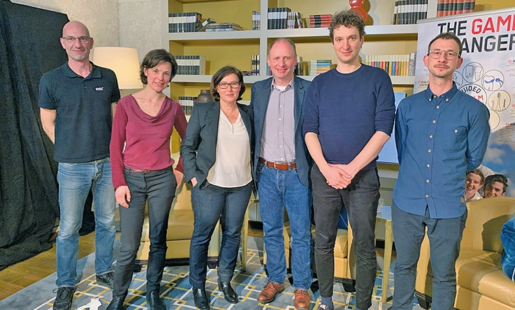 DG PARO Präsidentin Prof. Dr. Bettina Dannewitz zusammen mit Tagungspräsident Prof. Dr. Dr. Tom Beikler, Dr. Sonja Sälzer und dem technischen Team.