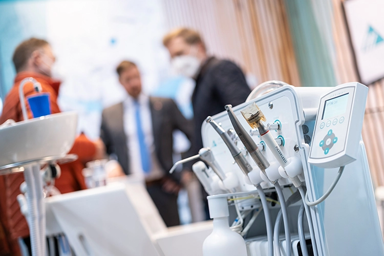 Auf der FACHDENTAL Südwest wurde eine Vielzahl an Produkten ausgestellt, darunter auch innovative Praxisausstattung.