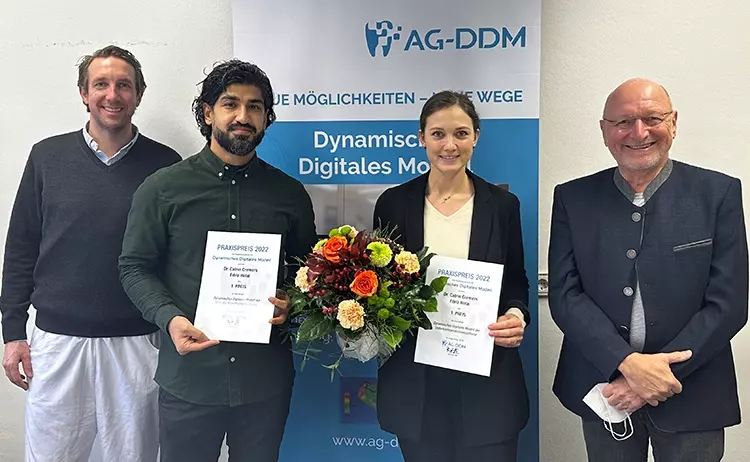 Den mit 5.000 Euro dotierten ersten Preis erhielt das Autorenteam (Mitte) Dr. Catrin Cremers und Edriz Helal, Universitätsklinikum Düsseldorf, für ihren Kurzfilm „Dynamisches digitales Modell der Unterkieferprotrusionsschiene“. Die Urkunden überreichten Prof. Dr. Jan-Frederik Güth (li.) und Dr. Bernd Reiss (re.).