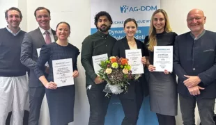 Die AG DDM verleiht den Praxispreis 2022(v.l.): Prof. Dr. Jan-Frederik Güth, Preisträger Dr. Moritz Schlenz, PD Dr. Maximiliane Schlenz, Zahnarzt Edriz Helal, Dr. Catrin Cremers und Dr. Elisabeth Prause mit dem AG DDM Vorsitzenden Dr. Bernd Reiss.