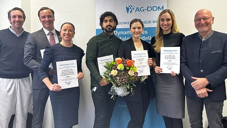 Die AG DDM verleiht den Praxispreis 2022(v.l.): Prof. Dr. Jan-Frederik Güth, Preisträger Dr. Moritz Schlenz, PD Dr. Maximiliane Schlenz, Zahnarzt Edriz Helal, Dr. Catrin Cremers und Dr. Elisabeth Prause mit dem AG DDM Vorsitzenden Dr. Bernd Reiss.