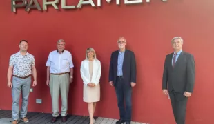 von links nach rechts: Jens Hochheim (stellv. Obermeister ZIT), Rainer Junge (ZIT Obermeister), Nadine Lingstädt (Geschäftsführerin ZIT), Klaus Bartsch (VZDI-Vizepräsident), Walter Winker (VDZI-Generalsekretär)