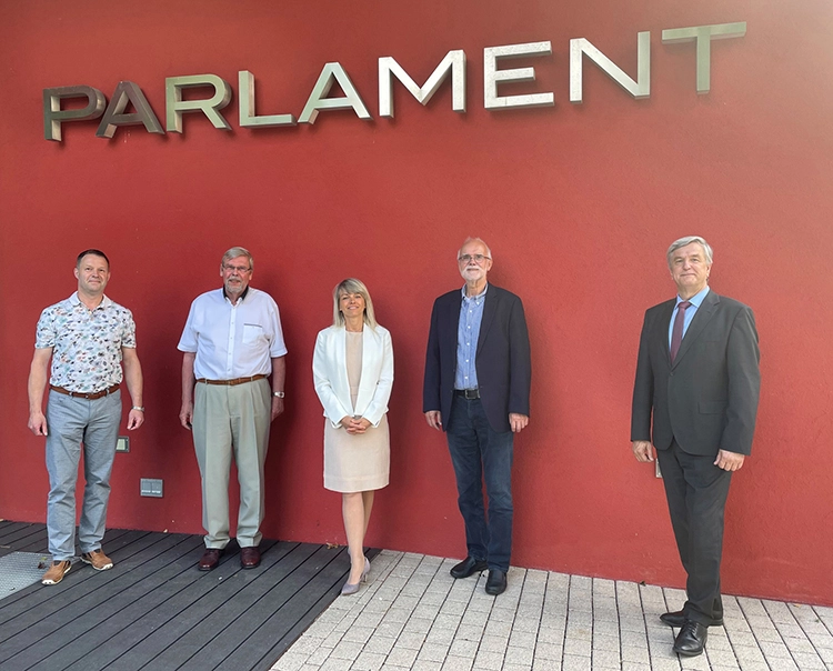 von links nach rechts: Jens Hochheim (stellv. Obermeister ZIT), Rainer Junge (ZIT Obermeister), Nadine Lingstädt (Geschäftsführerin ZIT), Klaus Bartsch (VZDI-Vizepräsident), Walter Winker (VDZI-Generalsekretär)