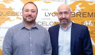 Dávid Lakatos, Chief Product Officer bei Formlabs mit Axel Klarmeyer, CEO von BEGO Dental.