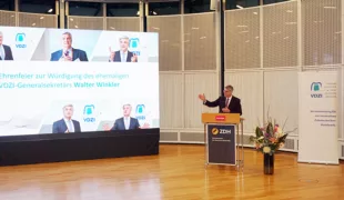 VDZI-Präsident Dominik Kruchen dankte Walter Winkler für 35 Jahre im Dienst des Zahntechniker-Handwerks.